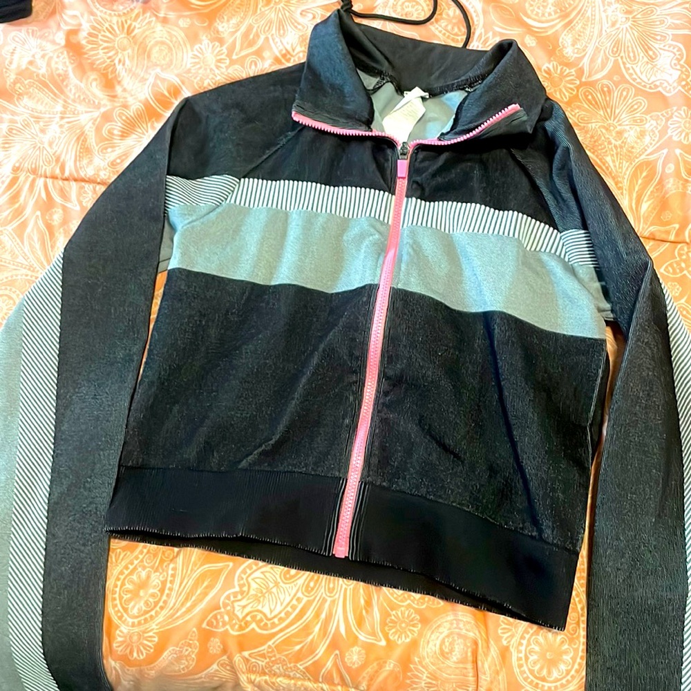 Fabletics crop jacket- 61% nylon 34% polyester 5% elastane (medium)